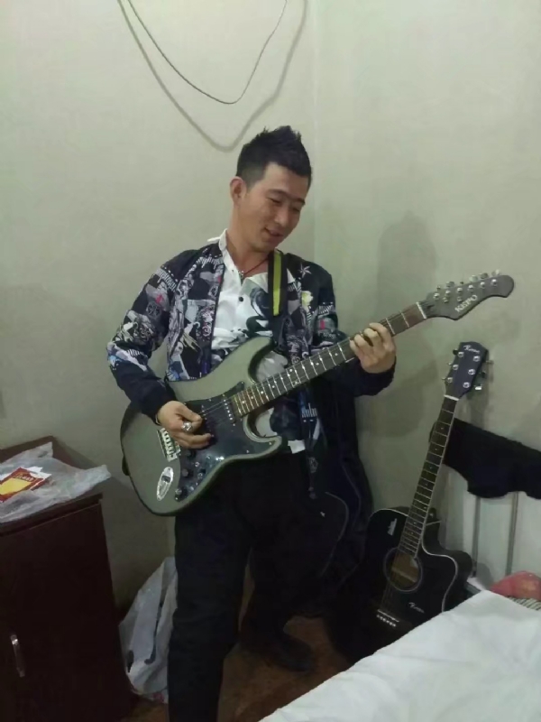 小吉他的第一张照片--双辽基督教相亲网